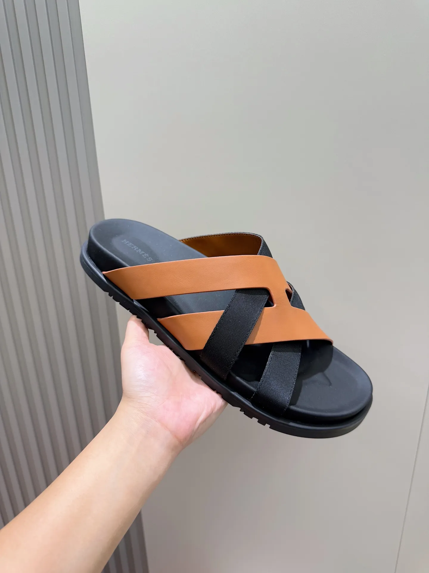 Batch 280 Hermes men's Kazimir slippers - top quality woven calfskin functional sandals, with interwoven uppers inspired by the "H" iconic pattern to create a casual look, perfect for summer. Imported cowhide + cowhide lining + rubber outsole Size: 38-44 (.45.46 customized)